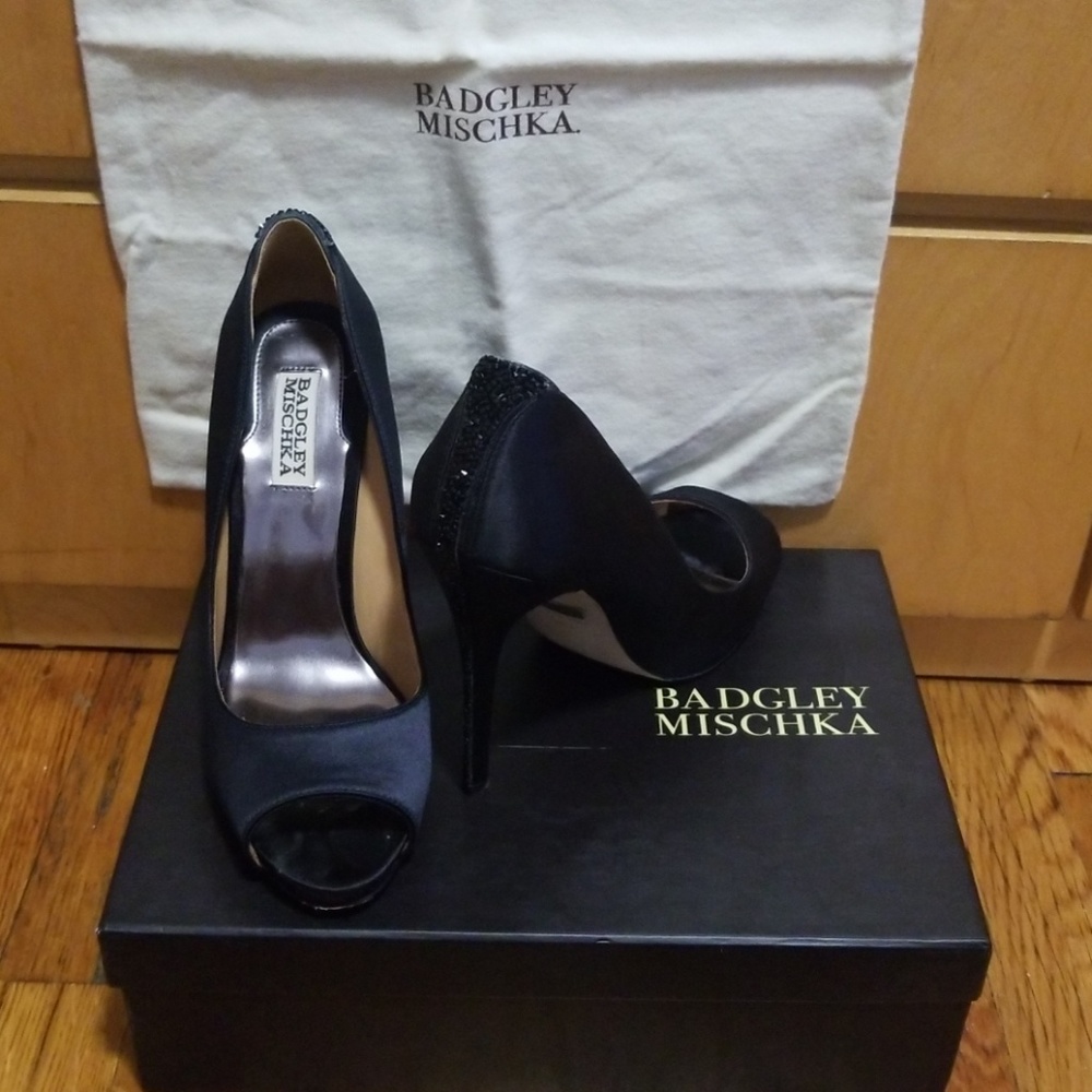 🌷👠Badgley Mischka Black satin 4" heels👠🌷 - Picture 3 of 8